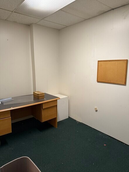 More Photos Of 2105 Military Rd, Niagara Falls General Retail For Lease