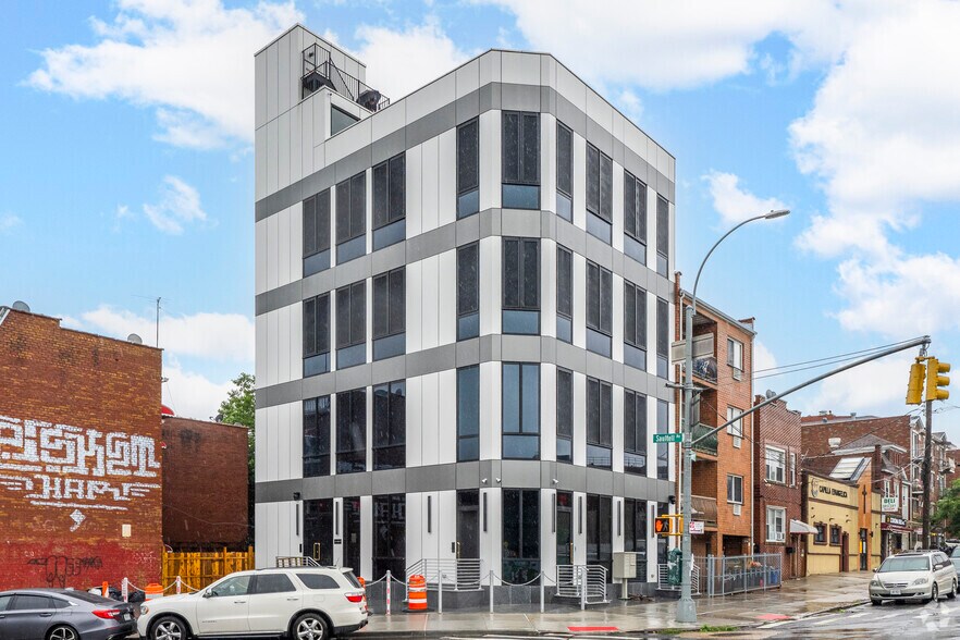 Primary Photo Of 11072 Corona Ave, Flushing Apartments For Lease
