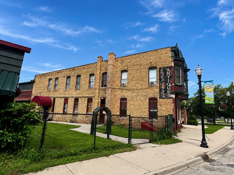 More Photos Of 3937-3939 Main St, McHenry Apartments For Sale