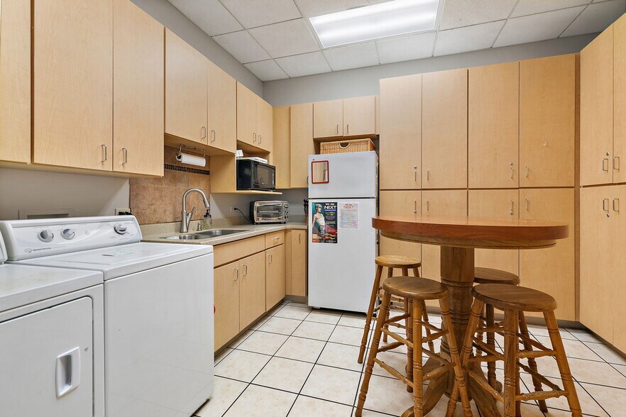 More Photos Of 160-175 N Edison Ave, Elgin Freestanding For Sale