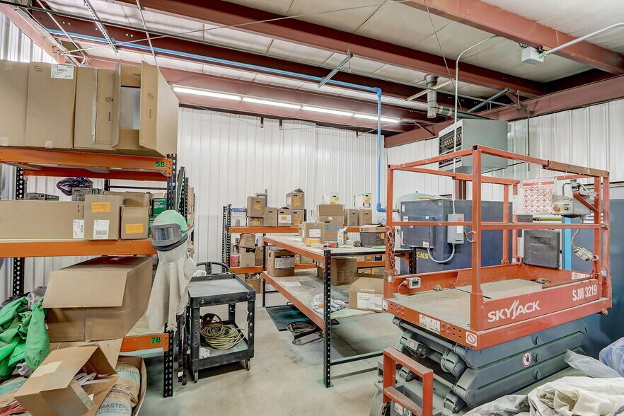 More Photos Of 860 N Parkway St, Jefferson Warehouse For Sale