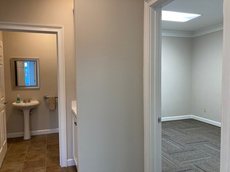 More Photos Of 555 Sun Valley Dr, Roswell Medical For Lease