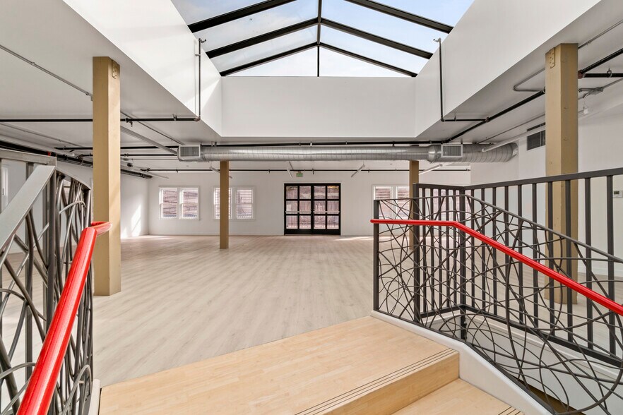 More Photos Of 1605 Ocean Front Walk, Santa Monica Storefront For Lease