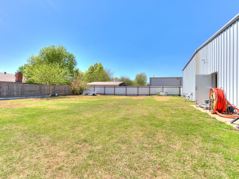 More Photos Of 1064 Industrial Dr, Yukon Light Distribution For Lease