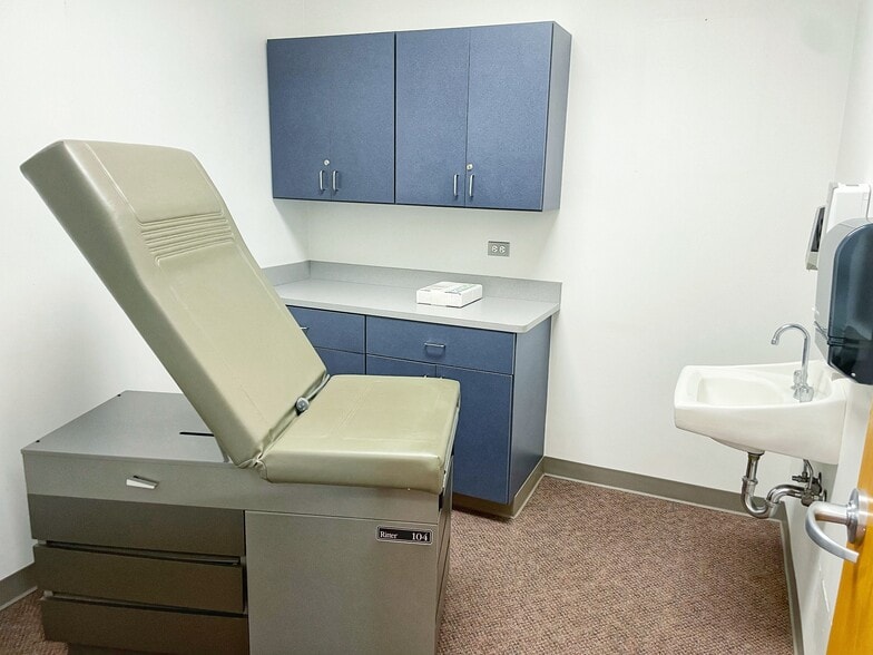 More Photos Of 3703 Doty Rd, Woodstock Medical For Lease