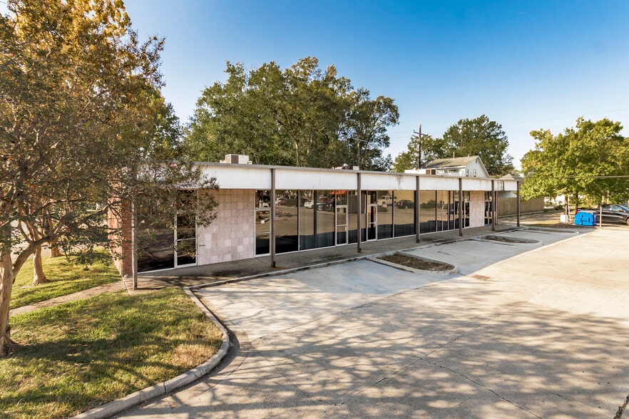 Primary Photo Of 4950 Government St, Baton Rouge General Retail For Sale