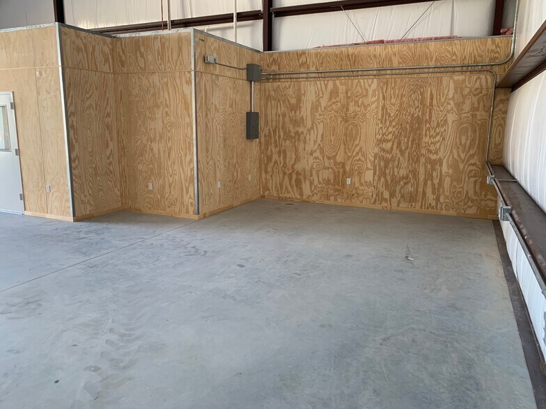 More Photos Of 9210 Highway 36, Needville Showroom For Lease