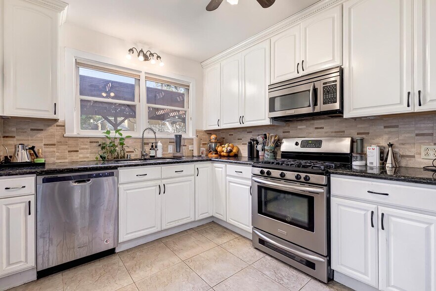 More Photos Of 615 N Plymouth Blvd, Los Angeles Apartments For Sale
