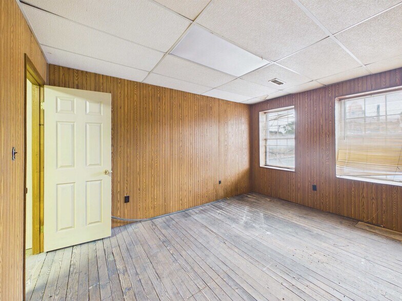 More Photos Of 123 S 3rd St, Ironton Storefront Retail Office For Sale