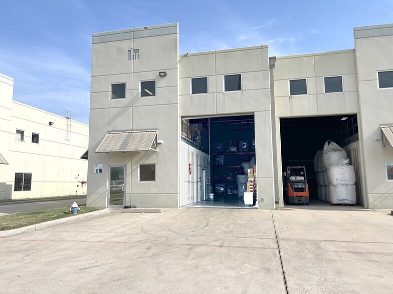 Primary Photo Of 5750 N Sam Houston Pky E, Houston Warehouse For Lease