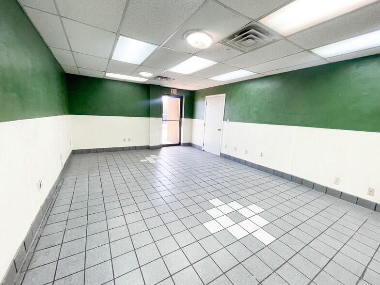 More Photos Of 7902 Slide Rd, Lubbock Veterinarian Kennel For Lease