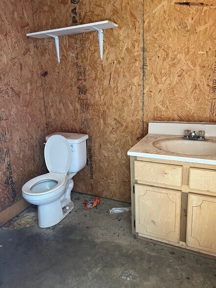 More Photos Of 286 Carter St, Okolona Warehouse For Lease