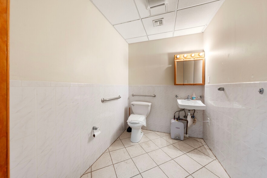 More Photos Of 910 SUMMIT Ave, Union City Office Residential For Sale