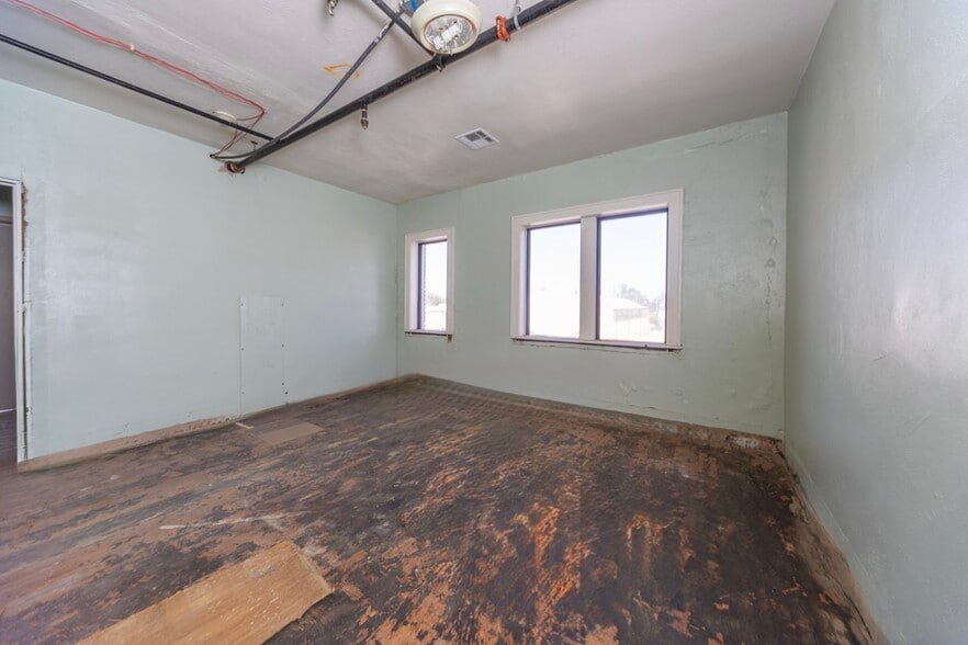 More Photos Of 220 SW 25th St, Oklahoma City Storefront Retail Office For Sale