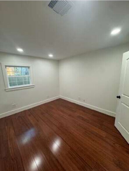 More Photos Of 1105 N Meyer Rd, Seabrook Office For Sale