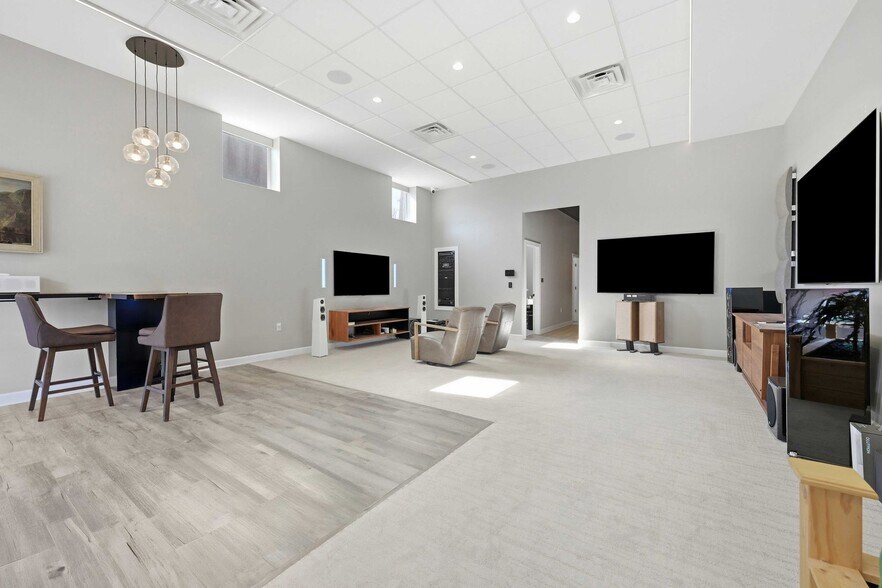 More Photos Of 443 Walnut St, Sewickley Flex For Sale