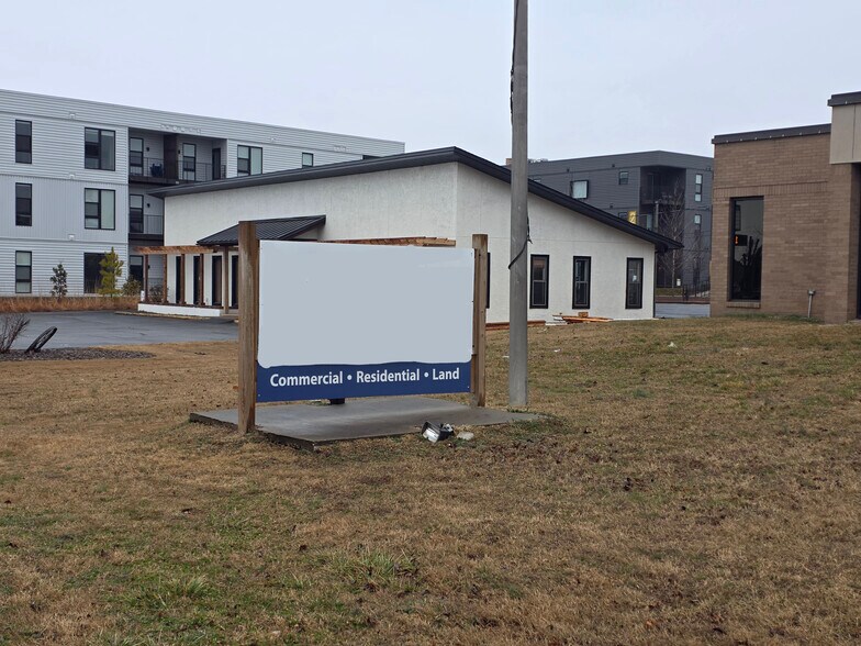 More Photos Of 401 N 2nd St, Rogers Office For Lease