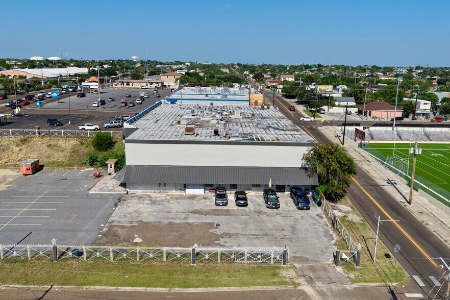 More Photos Of 201 E Clark Blvd, Laredo Storefront For Lease