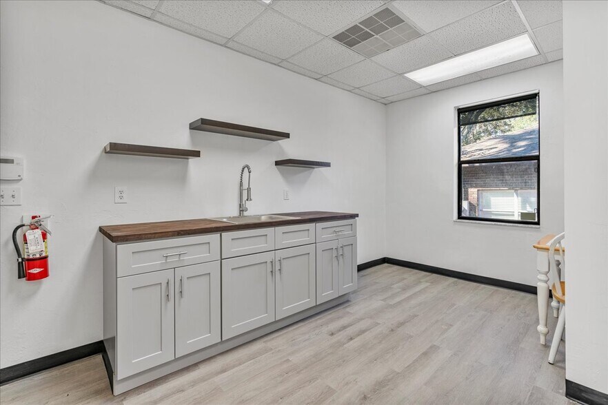 More Photos Of 7733 W Newberry Rd, Gainesville Office For Lease