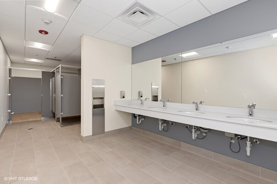 More Photos Of 440 E Hawley St, Mundelein Storefront Retail Office For Lease