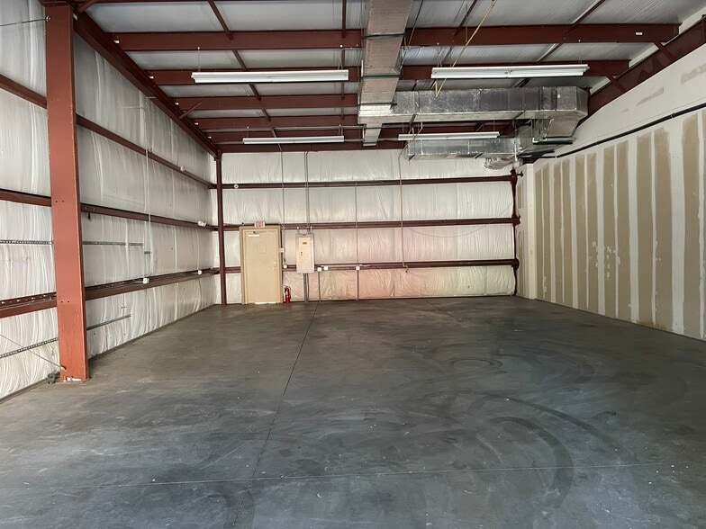 More Photos Of 2433 S 86th St, Tampa Warehouse For Lease