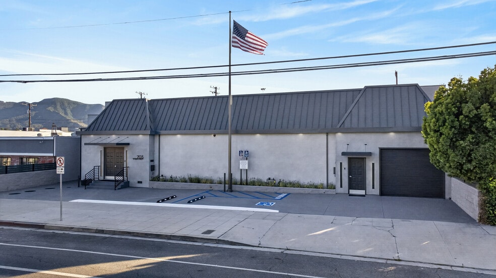 More Photos Of 703 S Main St, Burbank Showroom For Sale