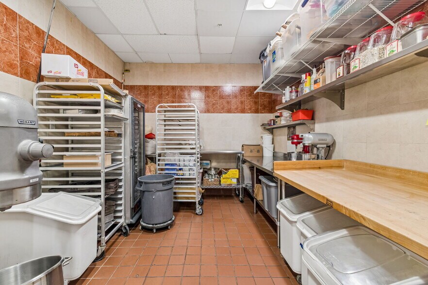 More Photos Of 3007 Commercial Way, Spring Hill Restaurant For Sale