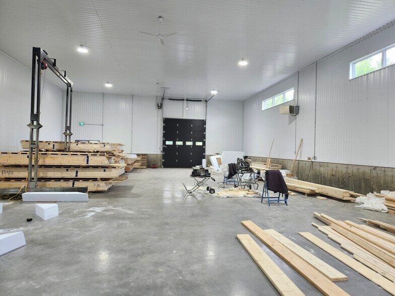 More Photos Of 425 Rue Yamaska, Waterloo Warehouse For Sale