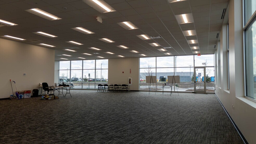 More Photos Of 251 S Pinnacle Dr, Romeoville Distribution For Lease