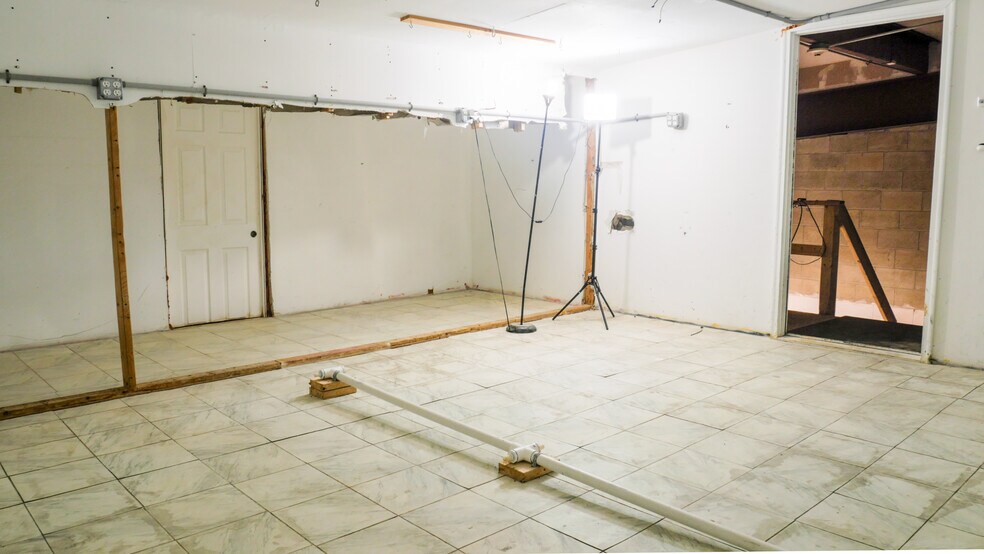 More Photos Of 440 Dry Bridge Rd, North Kingstown Warehouse For Sale