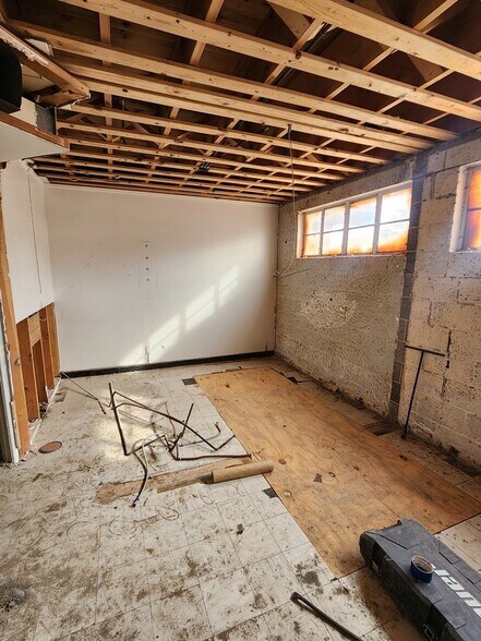 More Photos Of 205 S Cypress St, Pecos Office For Sale