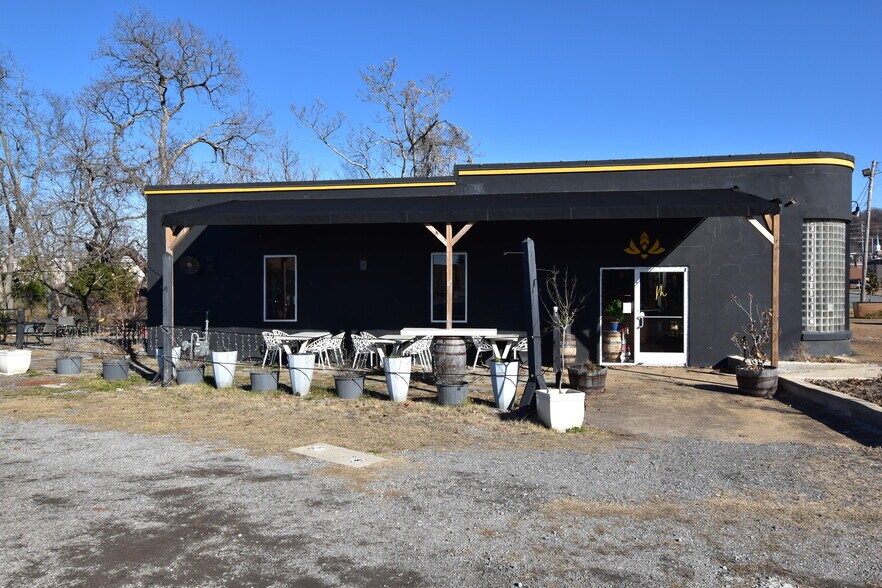 More Photos Of 313 McFarland Ave, Rossville Storefront For Sale