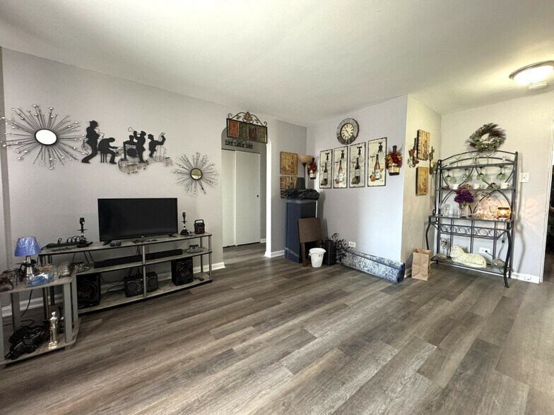 More Photos Of 7702 S Jeffery Blvd, Chicago Apartments For Sale