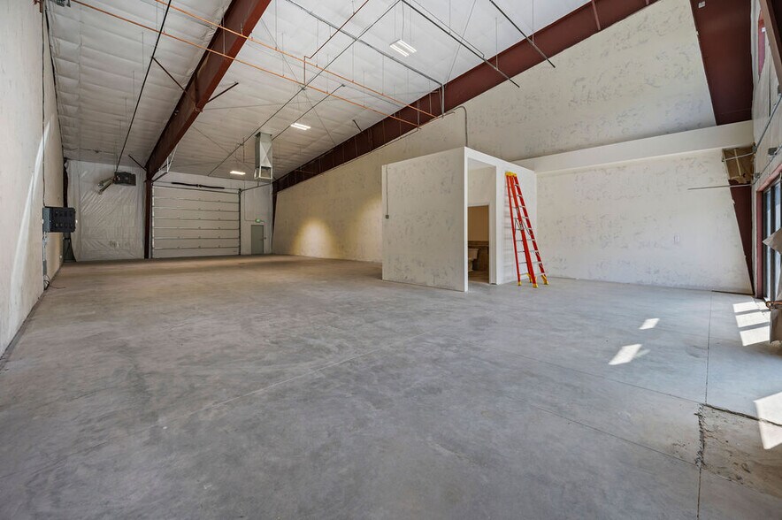 More Photos Of 1944 Airport Rd, Rifle Warehouse For Lease