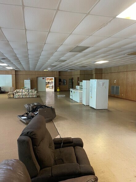 More Photos Of 1310 Elliott Blvd, Jasper Showroom For Sale