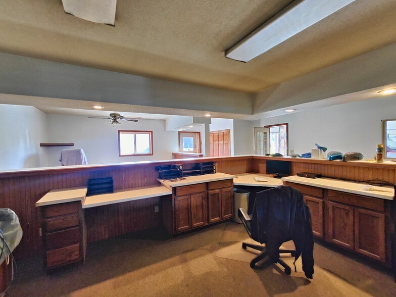 More Photos Of 202 N. Sixth St, Altamont Industrial For Sale