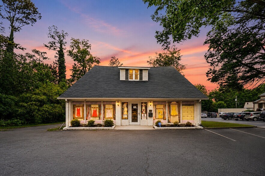 More Photos Of 9010 Main St, Woodstock Freestanding For Sale