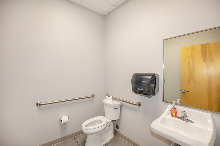 More Photos Of 1201 Butler Rd, League City Warehouse For Lease