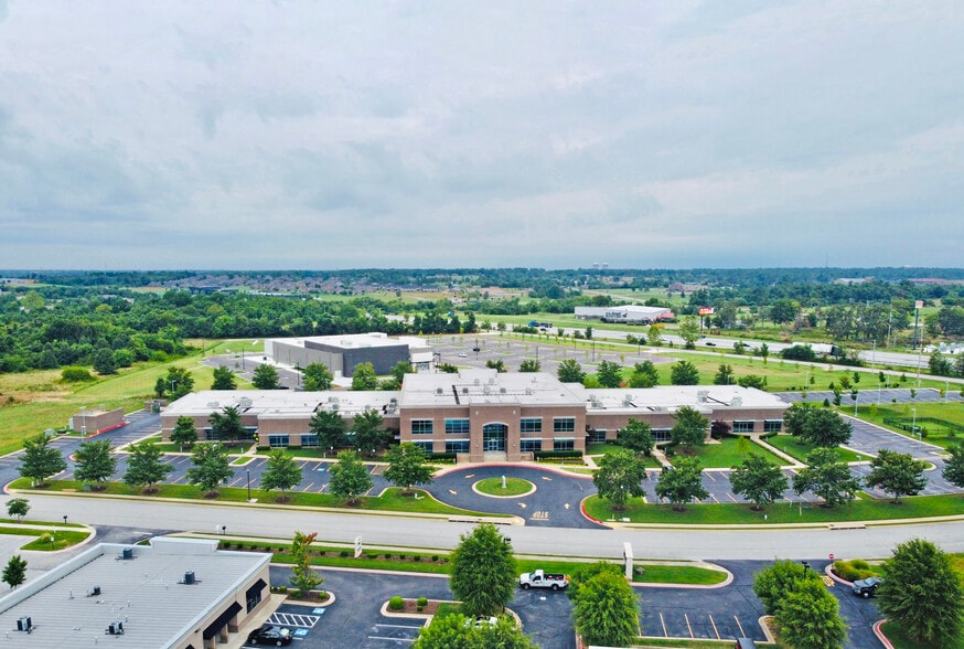 More Photos Of 3605 W Southern Hills Blvd, Rogers Office For Lease