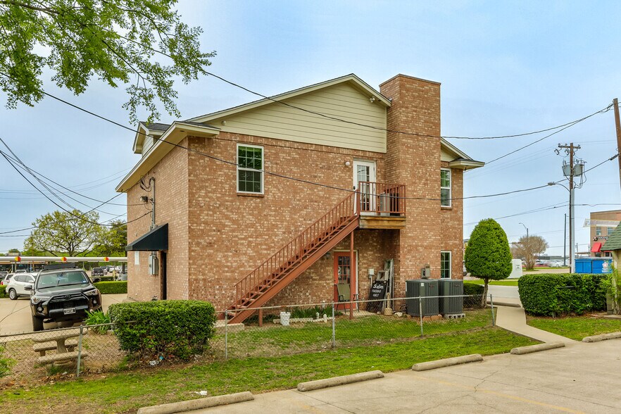 More Photos Of 110 S Barton Ave, Grapevine Freestanding For Sale