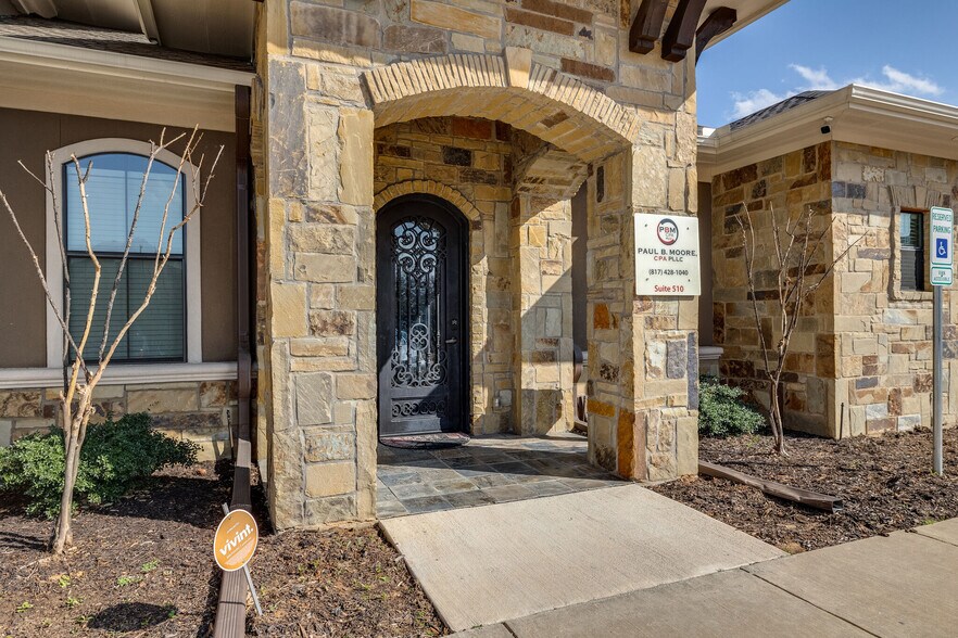 More Photos Of 8821 Davis Blvd, Keller Medical For Lease