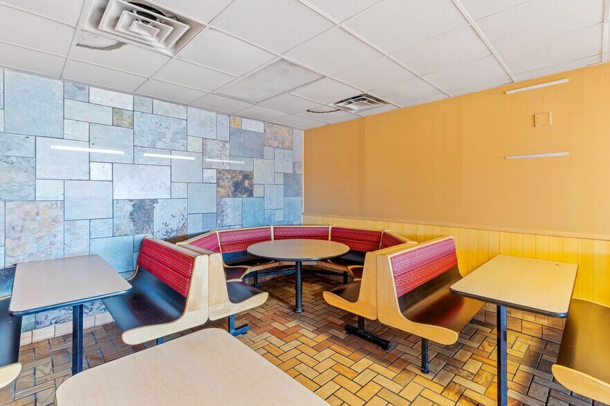 More Photos Of 2058 Portland Ave, Louisville Freestanding For Lease