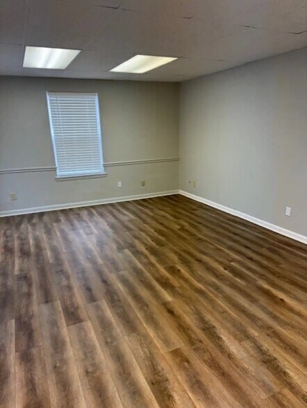 More Photos Of 1517 Broadway St, Clarksville Office For Lease