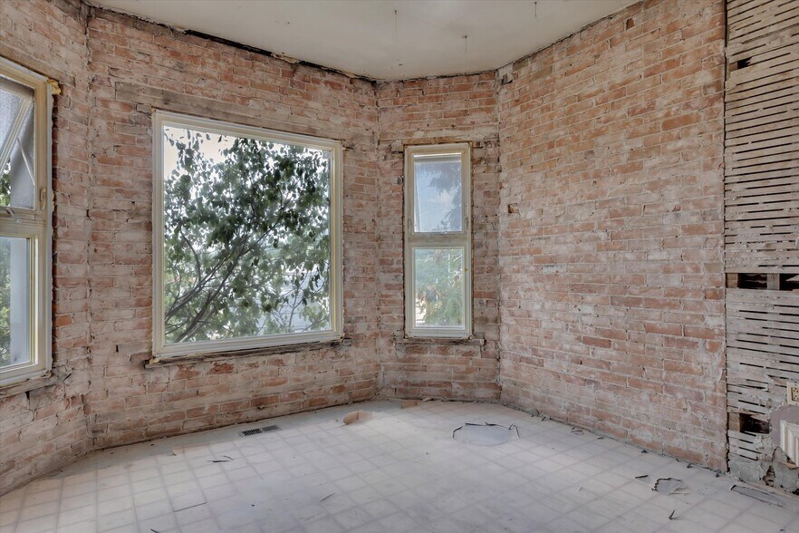 More Photos Of 514 Aylmer St N, Peterborough Multifamily For Sale