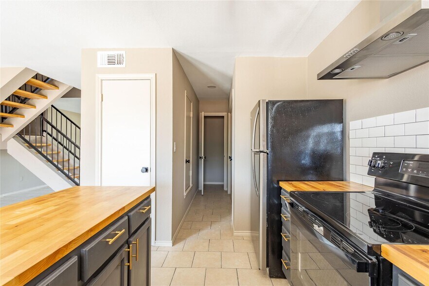 More Photos Of 1804 SW Barnard St, Glen Rose Apartments For Sale