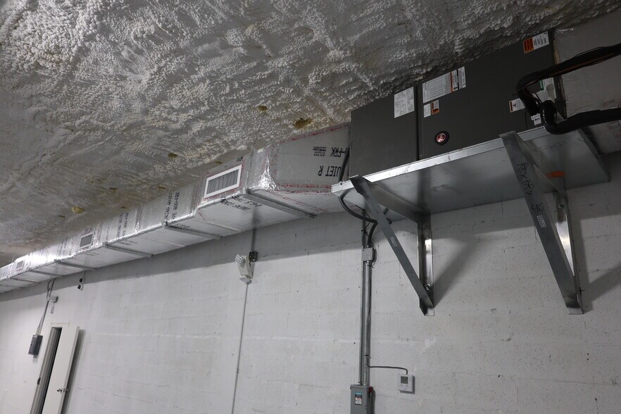 More Photos Of 1847 NW 21st St, Miami Warehouse For Lease