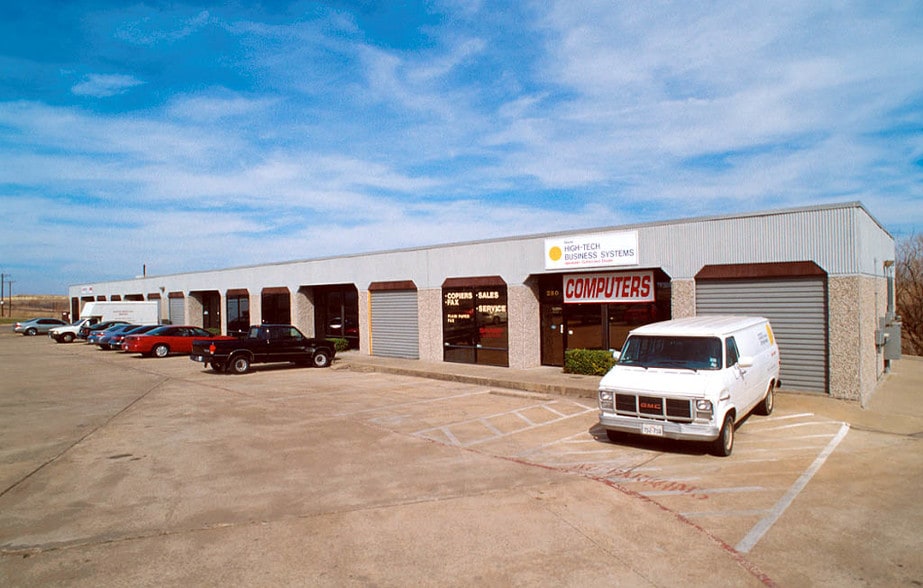 More Photos Of 4200 N Main St, Fort Worth Flex For Lease