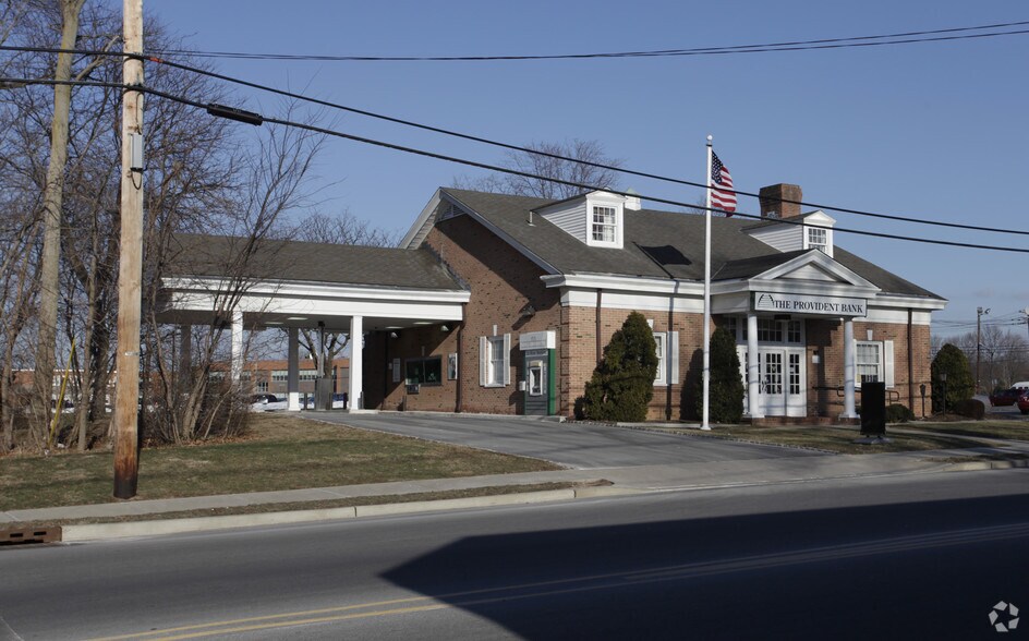 More Photos Of 2100 Oak Tree Rd, Edison Bank For Lease