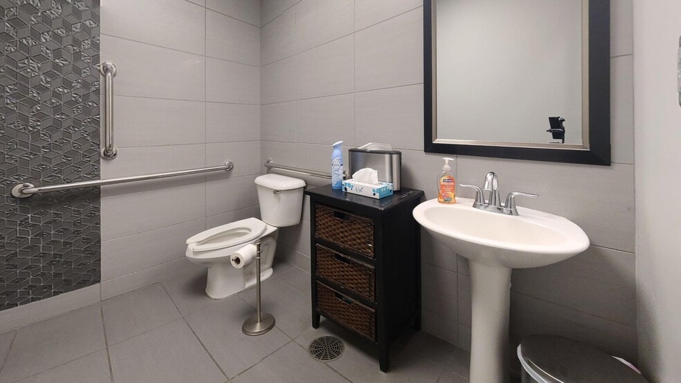 More Photos Of 1304 Technology Pky, Cedar Falls Office Residential For Lease