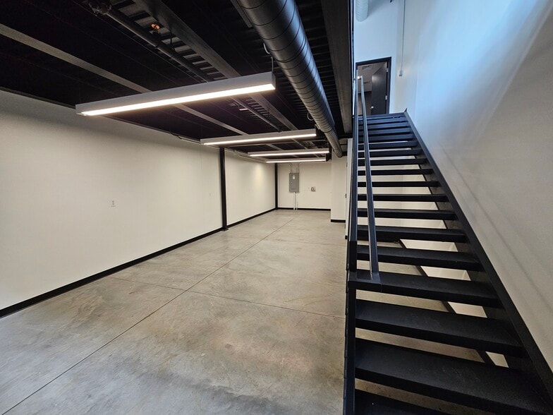 More Photos Of 208 Chicane Ln, Pontiac Showroom For Sale
